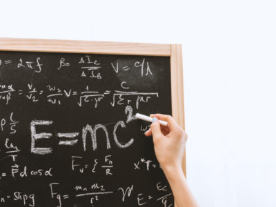 理系学生が黒板に数式を書く