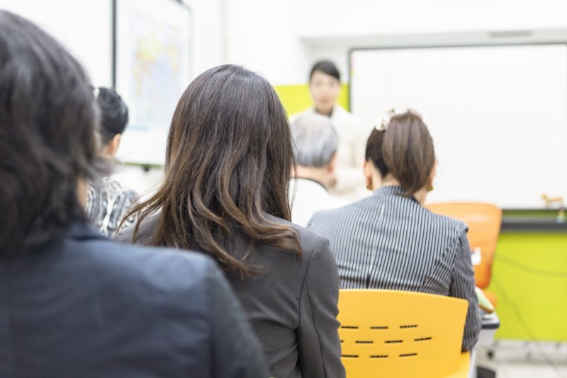 企業説明会に着ていく服はなにがいい パターン別に分かる服装の選び方 キャリンク 就活の悩みを徹底解決